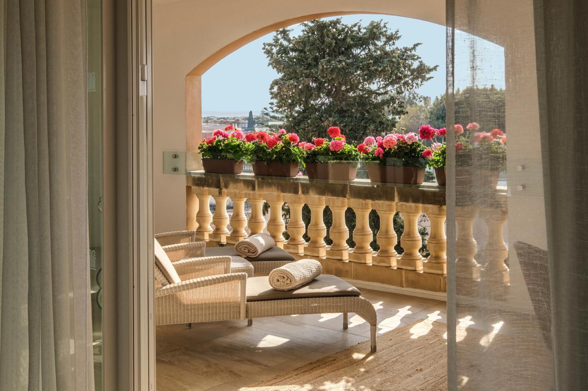 Corinthia Palace Malta Attard Bagian luar foto A balcony at the Four Seasons Hotel, Rome