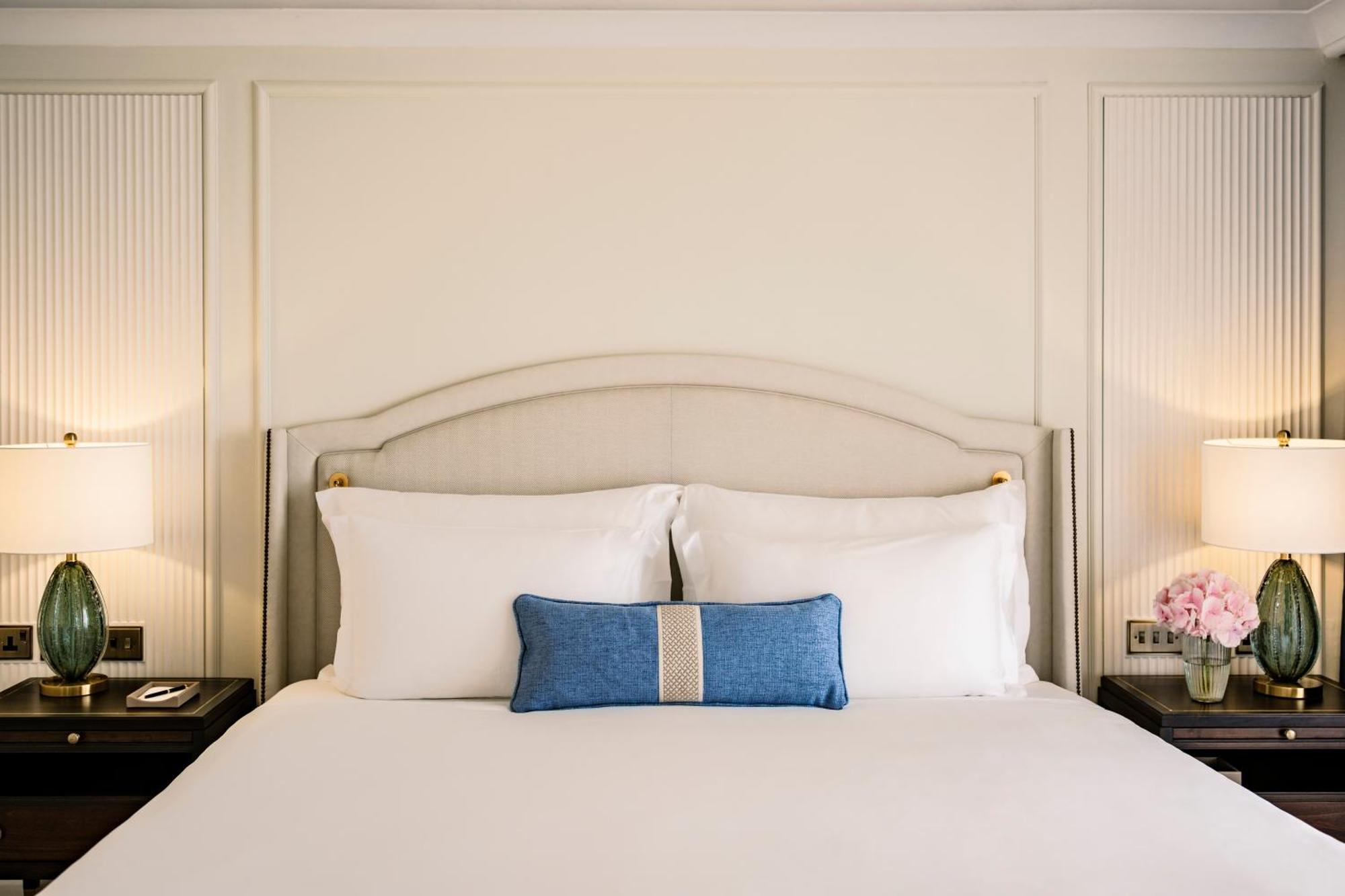 Corinthia Palace Malta Attard Bagian luar foto A bedroom at The Carlyle